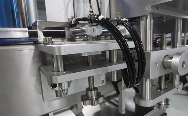 吹貼貼標(biāo)機(jī),滾貼貼標(biāo)機(jī),貼標(biāo)機(jī)廠家，高臻智能